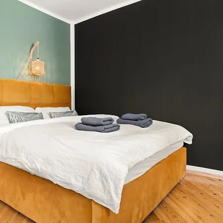 Birdhouse - Big Living For 12 With Two Terraces, Bbqs, Kicker, Fitness