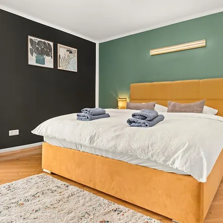 Birdhouse - Big Living For 12 With Two Terraces, Bbqs, Kicker, Fitness