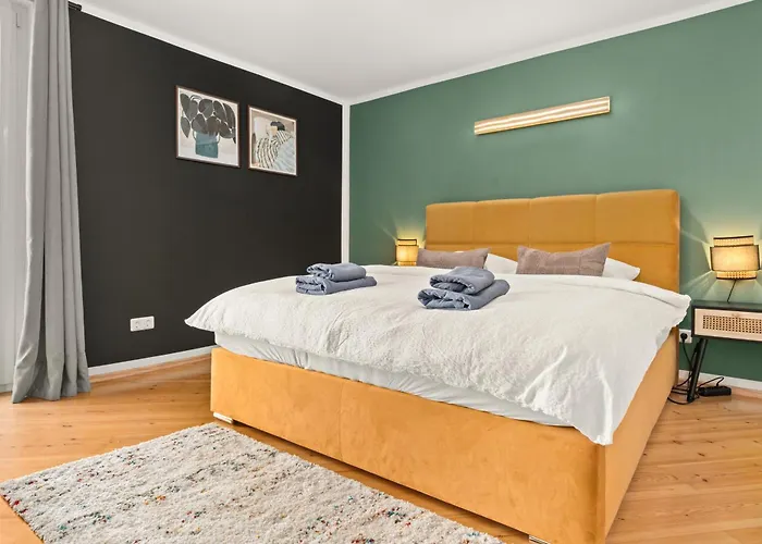 Birdhouse - Big Living For 12 With Two Terraces, Bbqs, Kicker, Fitness